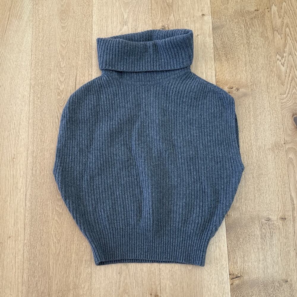 Blossom - Sleeveless Turtleneck Rib Sweater Top in Gray